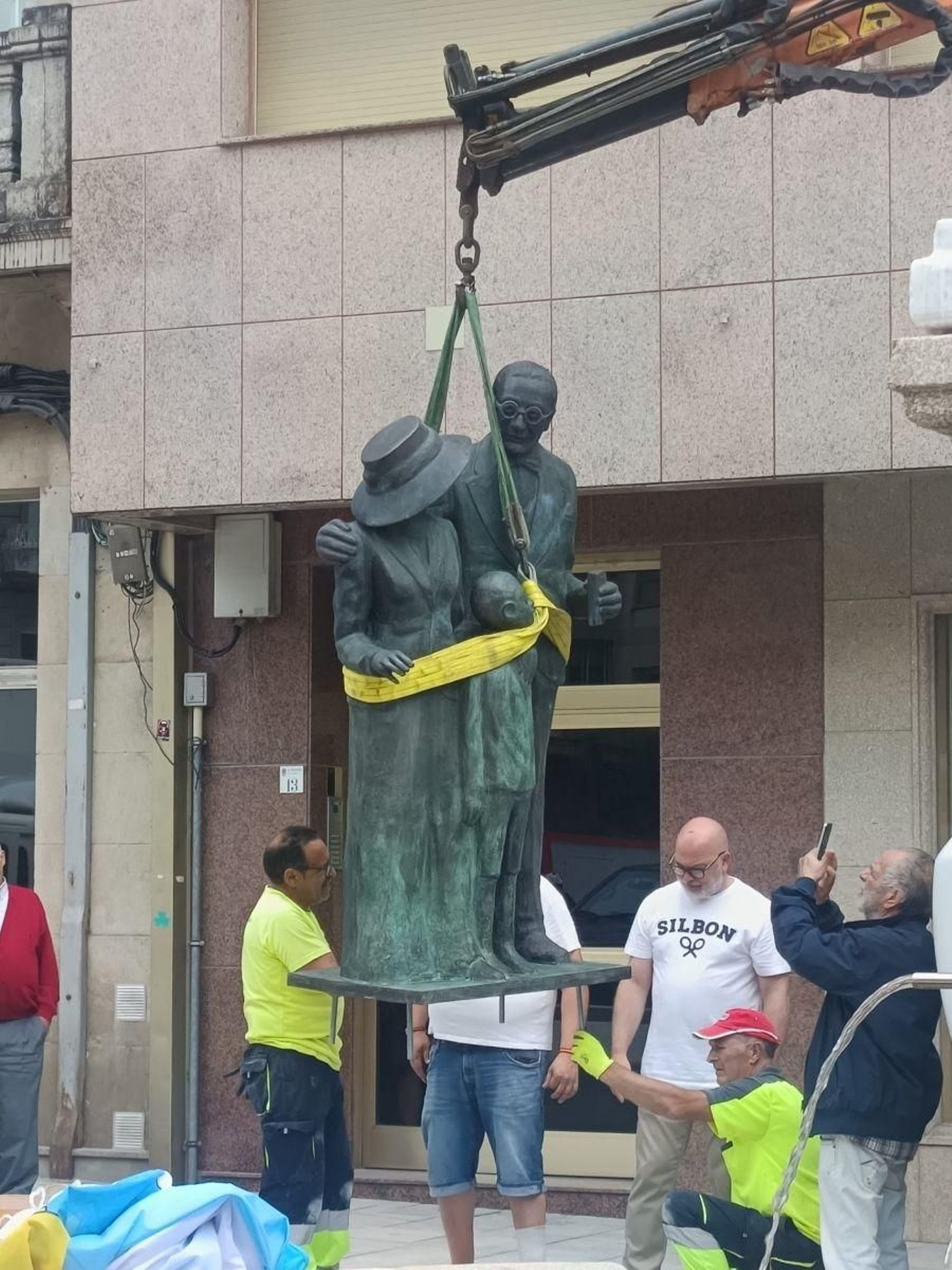 Colocación de la escultura de Acisclo Novo en A Estrada.