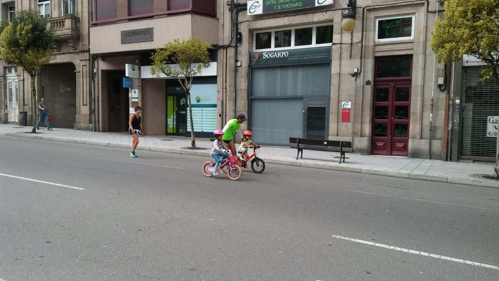 Los más entusiastas acompañan a los pequeños corriendo.