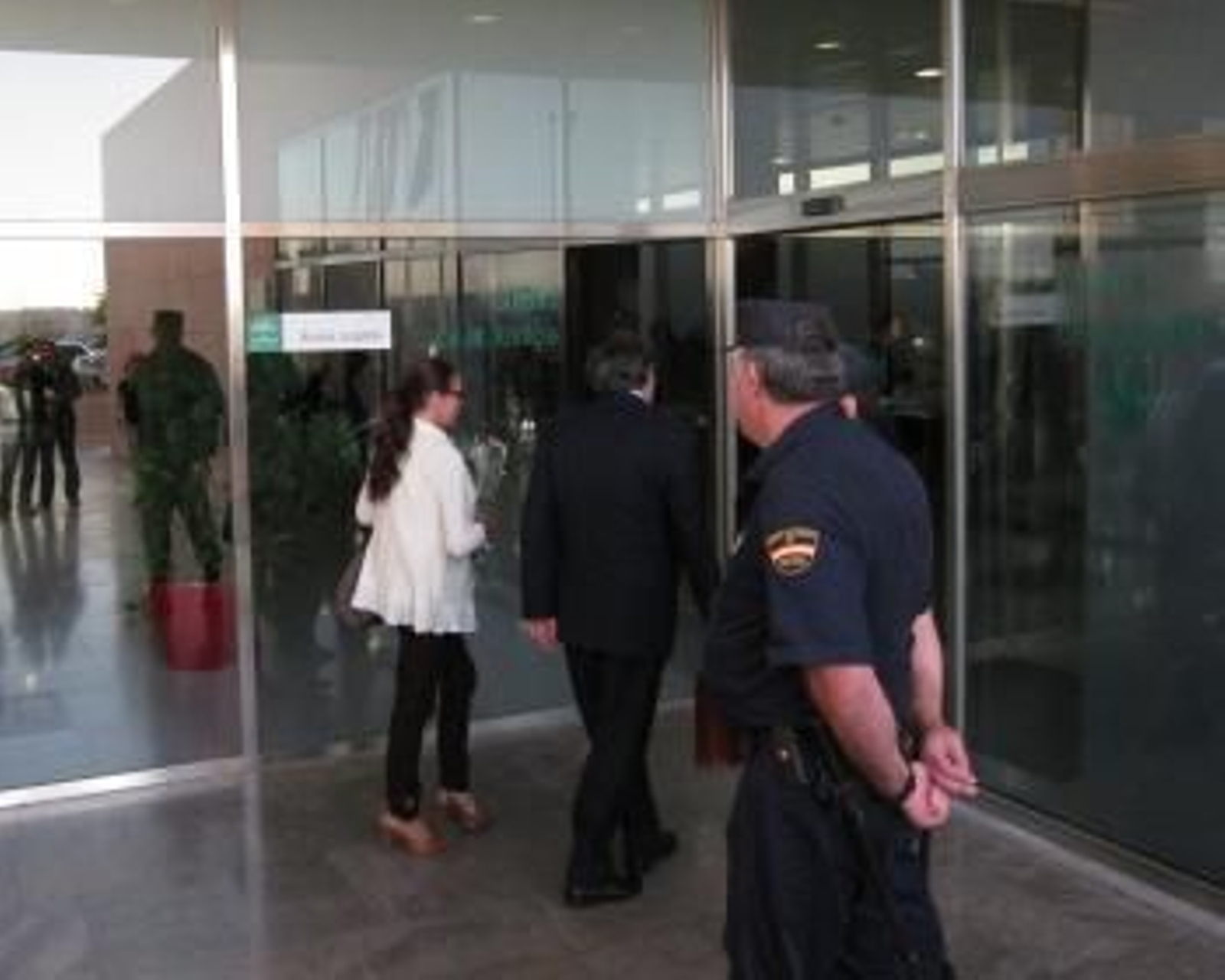 Isabel Pantoja en la entrada de los juzgados.