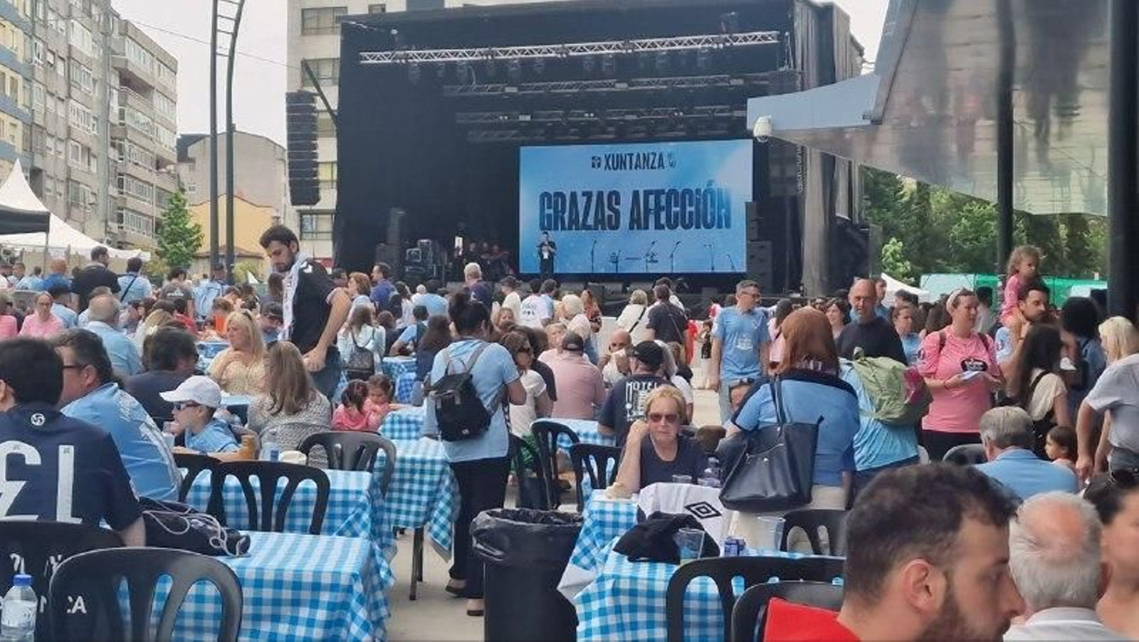 Varios aficionados disfrutaron de la fiesta efímera en el entorno de Balaídos.
