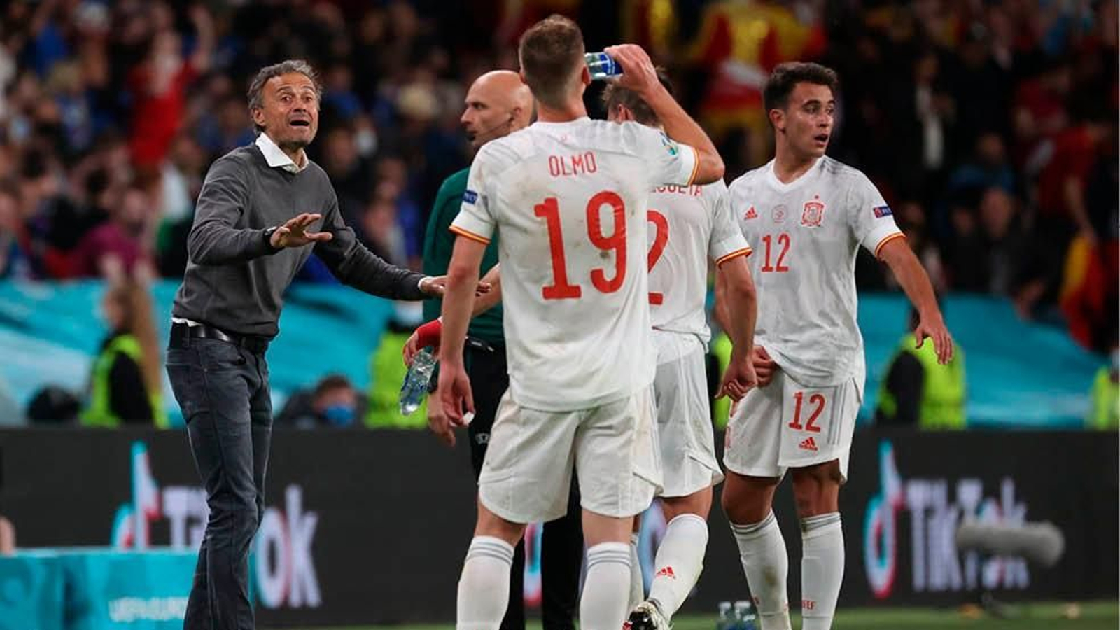 Luis Enrique da instrucciones a los jugadores desde la banda.

EFE