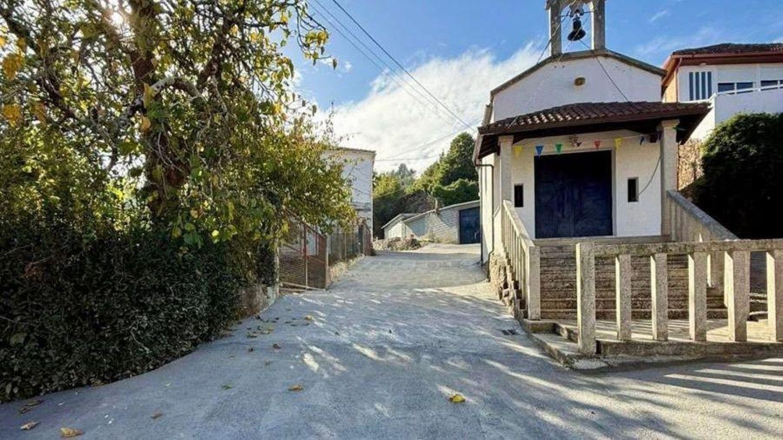 Entorno de la capilla tras la pavimentación.