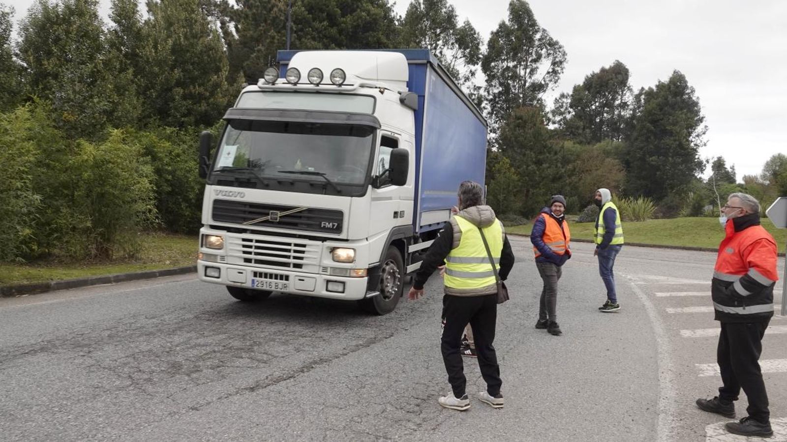 Un piquete parando un camión.