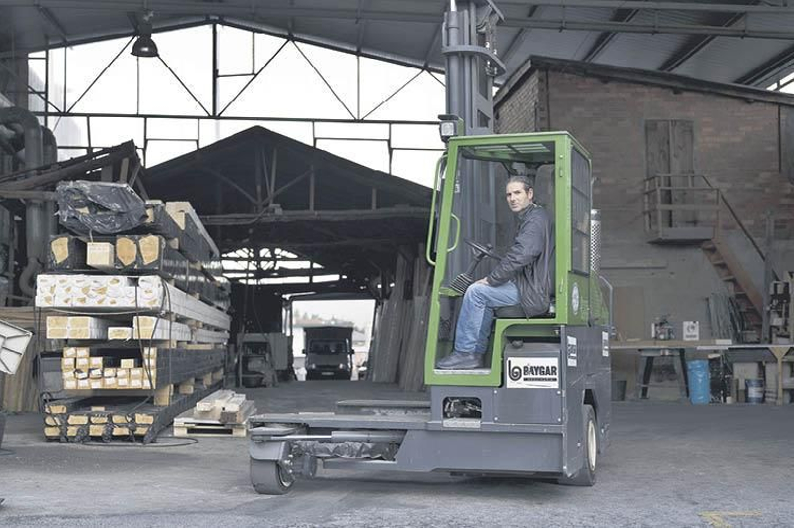 Enrique Soto, en los almacenes de su empresa maderera. (FOTO: MARTIÑO PINAL)