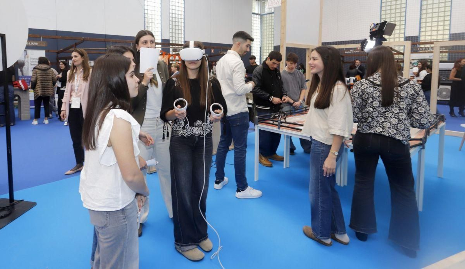Un grupo de jóvenes, ayer en FormaMos curioseando con las nuevas tecnologías