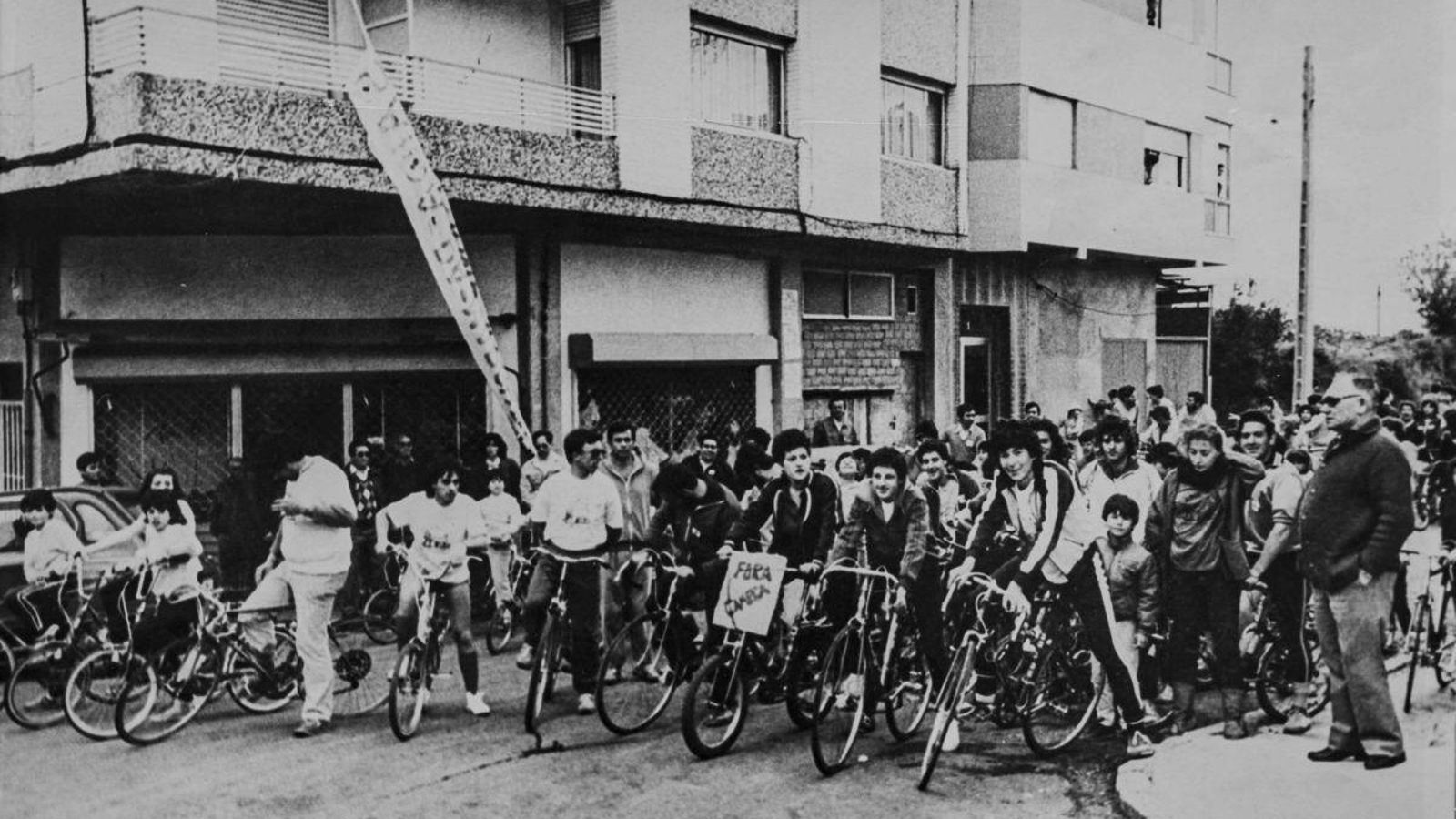 Marcha ciclista por Teis realizada para protestar por los depósitos de Campsa.