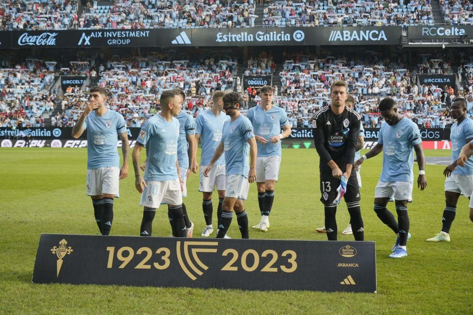 Iván Villar se pone los guantes antes del duelo ante el Alavés.
