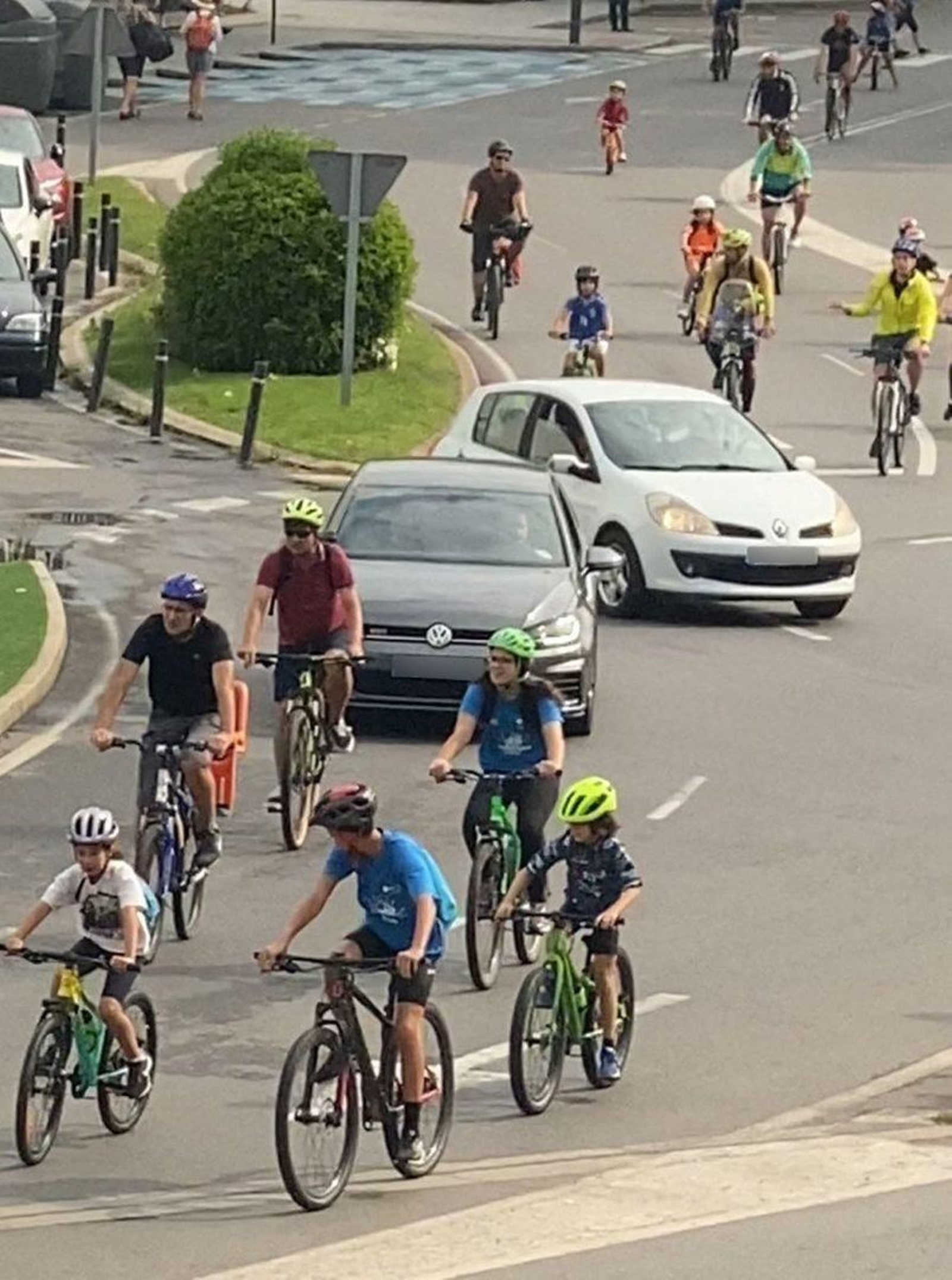 Dos coches irrumpen en la zona de la ruta cicloturista.