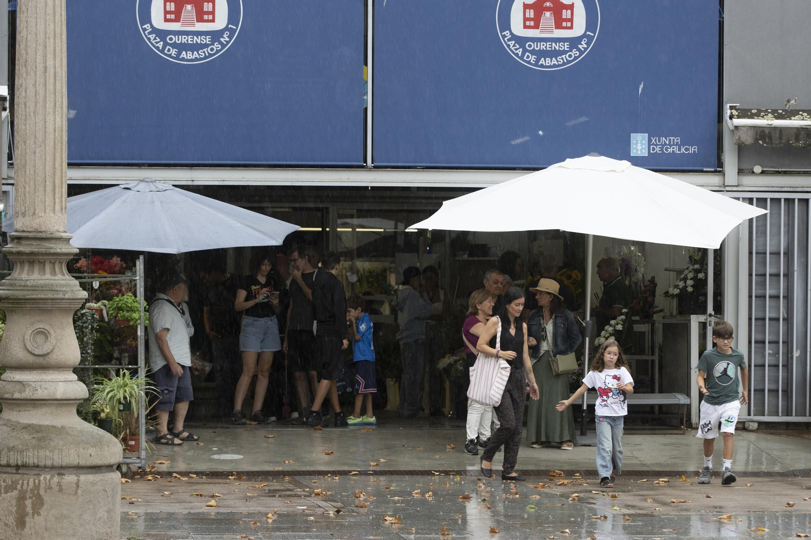 Galería | Una tormenta de verano deja Ourense pasada por agua y desploma los termómetros