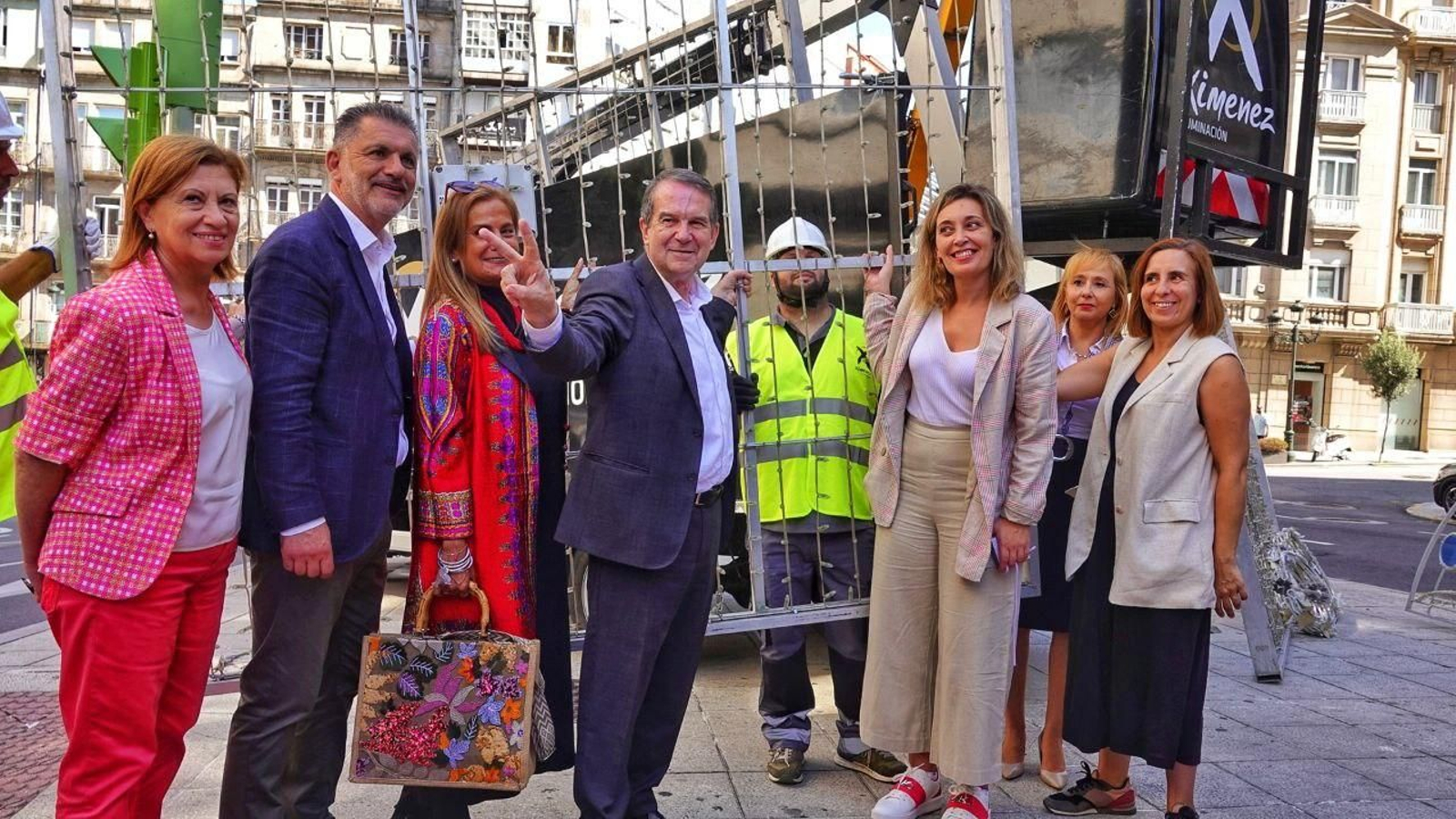 Caballero y parte de su equipo de gobierno, en el inicio de la instalación de la Navidad, este martes. // Vicente Alonso