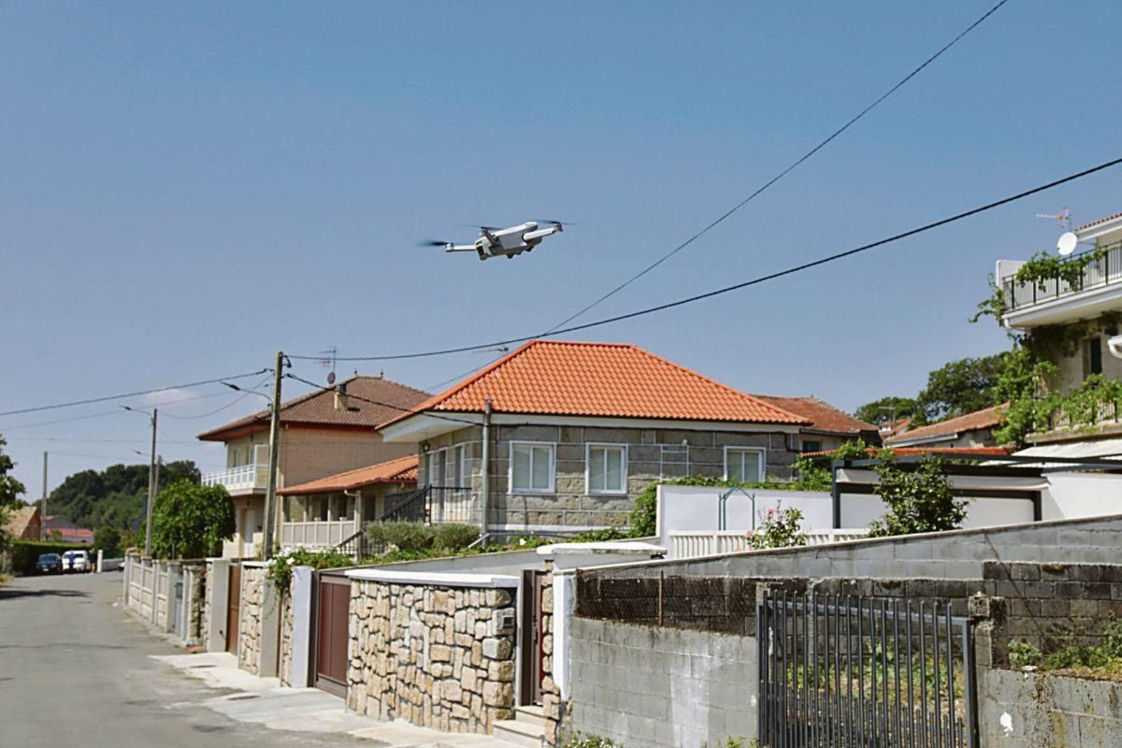 Un dron volando en Vilar de Barrio.