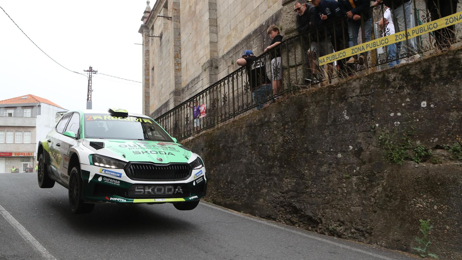 Uno de los vehículos durante el tramo Ribadavia - Arnoia en el Rally de Ourense 2025.
