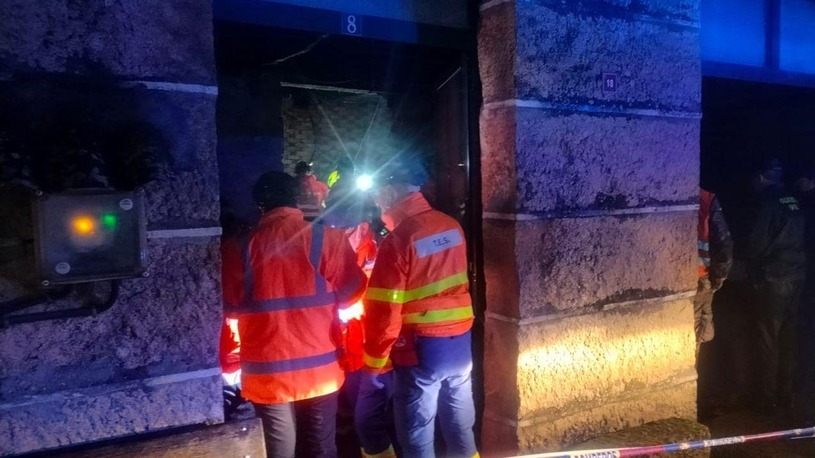 Los operatios en la entrada de la casa