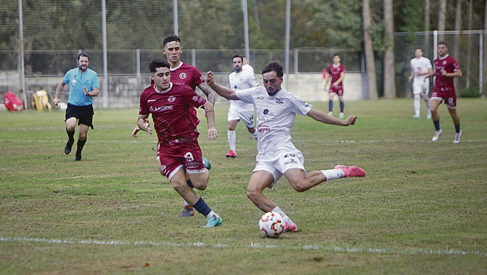 Brais Outeiriño, del Arnoia, ante el pontino Adrián. (Foto: Miguel Ángel)