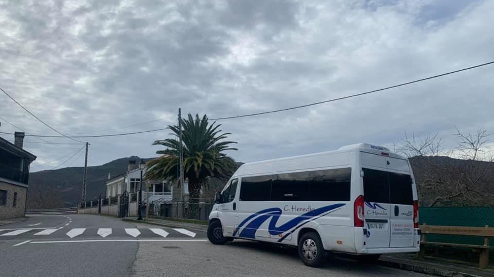 El autobús hace parada en todos los pueblos.