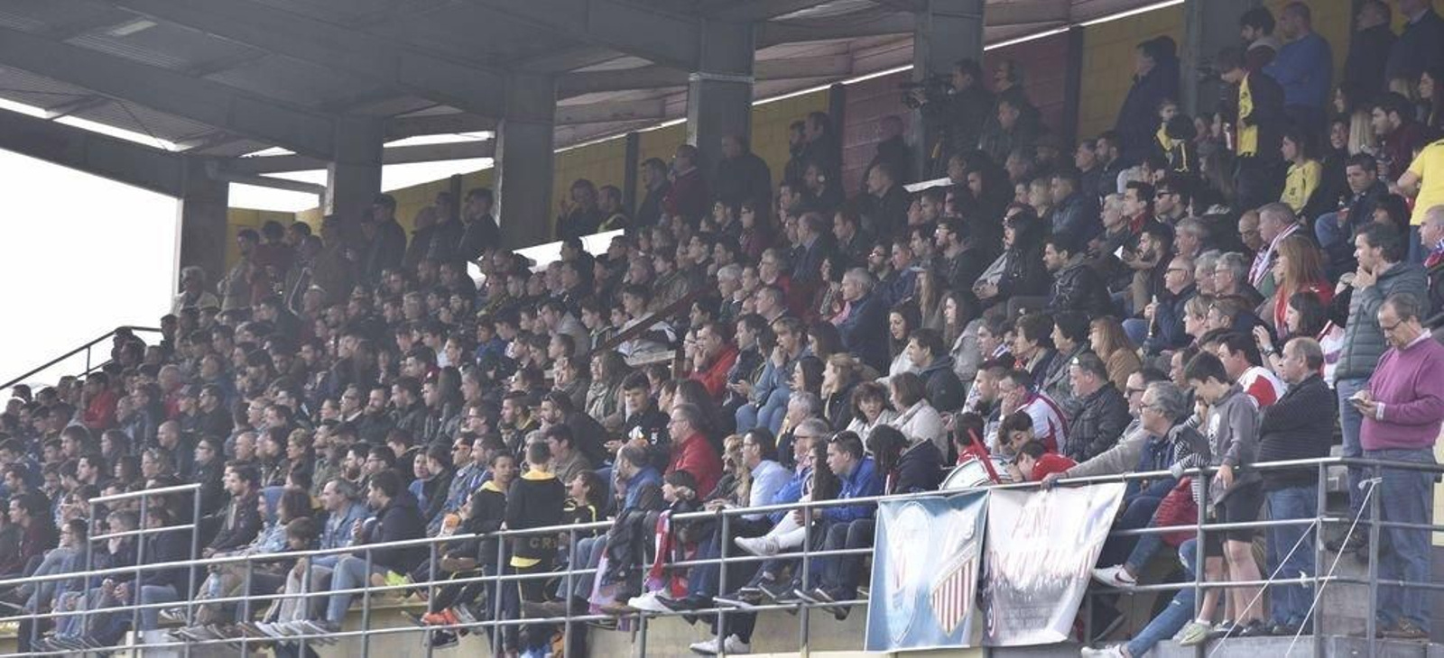 La grada del Pujales se llenó hasta la bandera, conla presencia de un centenar de aficionados visitantes.