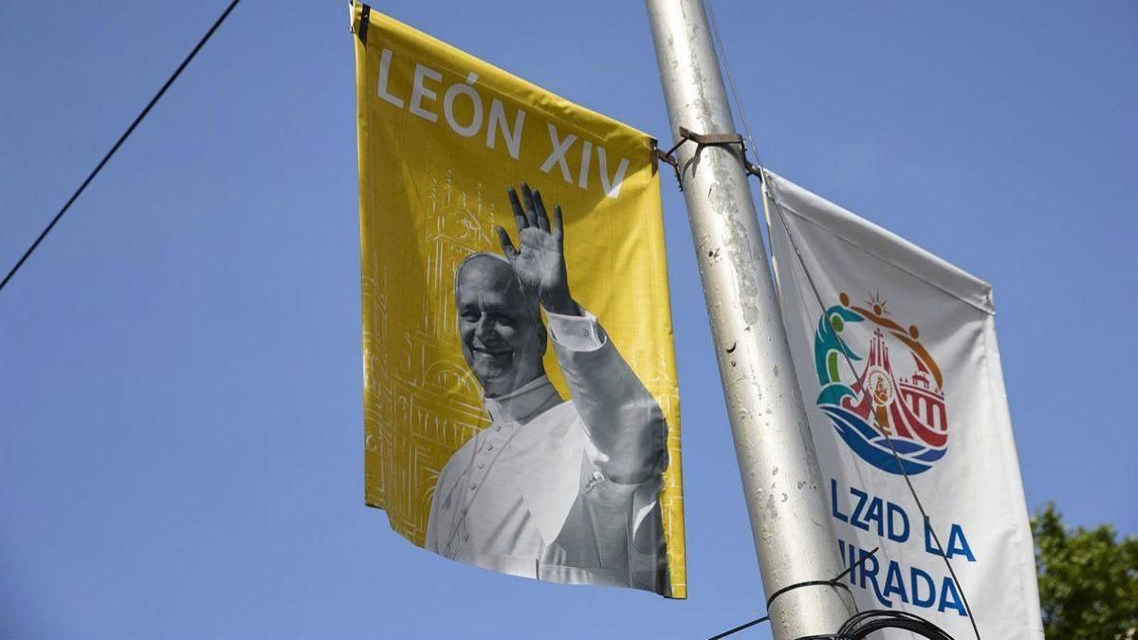 Un cartel colocado en Madrid por la visita del papa León XIV a España.