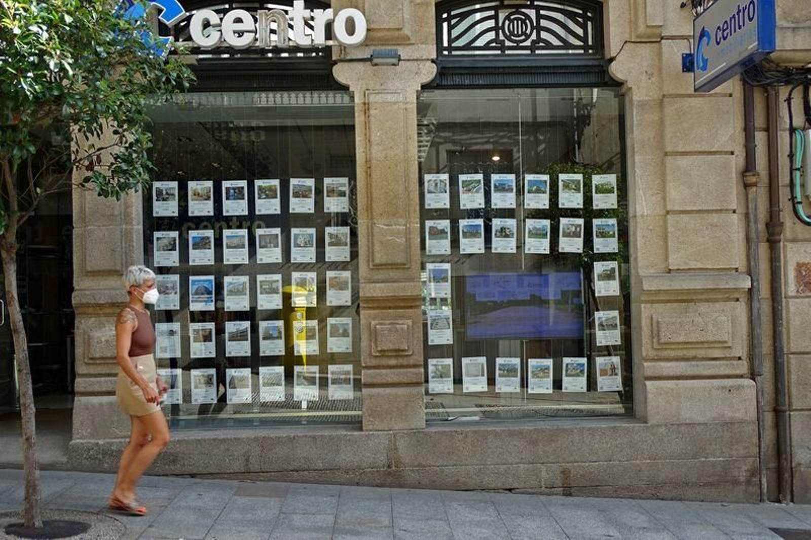 Escaparate de un agencia inmobiliaria mostrando propiedades en venta y en alquiler. (Foto: Martiño Pinal)