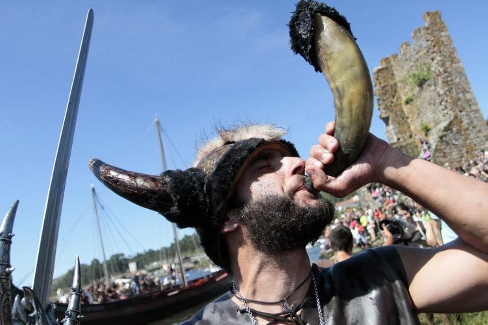 Participante en una de las últimas celebraciones de la fiesta vikinga de Catoira