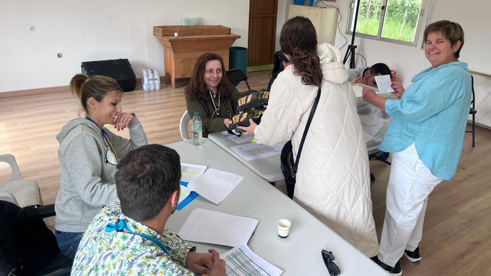 Familiares de los componentes de la mesa de Feces de Abaixo llevan viandas al colegio electoral.