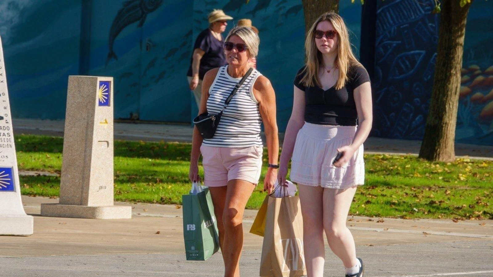 Turistas paseando por Vigo en pantalones cortos y camiseta, a finales de octubre. // Vicente Alonso