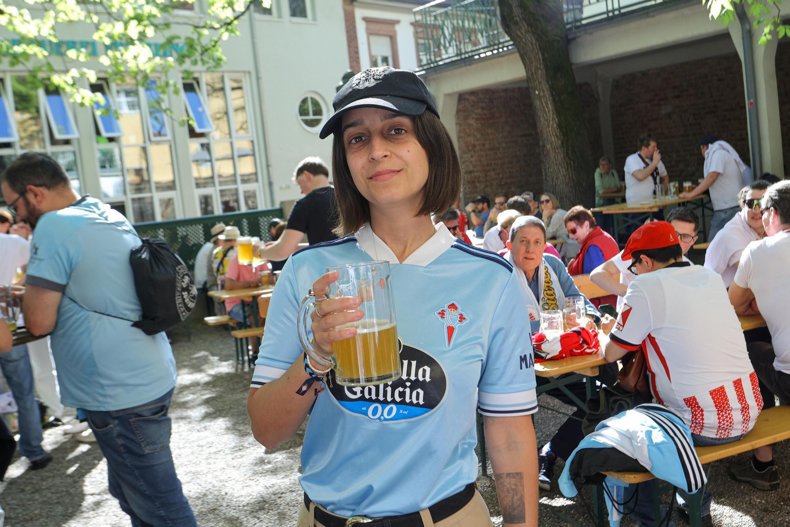 Carmen se dispone a brindar por el Celta y por lo enriquecedores que son los viajes en el jardín de la cerveza de Friburgo.