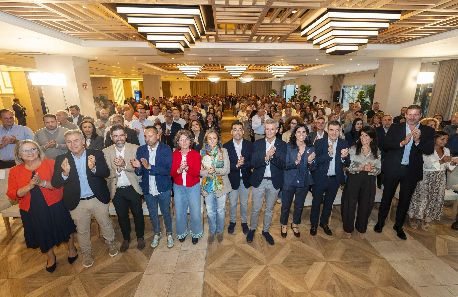 La junta directiva del PP provincial, con Alfonso Rueda, Luis López, Luisa Sánchez, entre otros, ayer en Vigo.