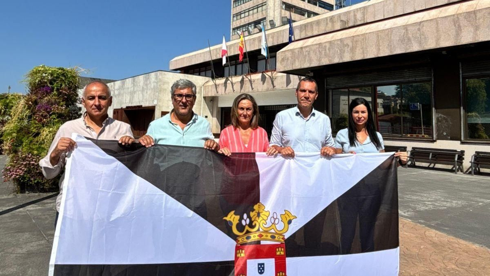 Luisa Sánchez y los concejales del PP con la bandera de Ceuta que quieren que ondee en el Concello.