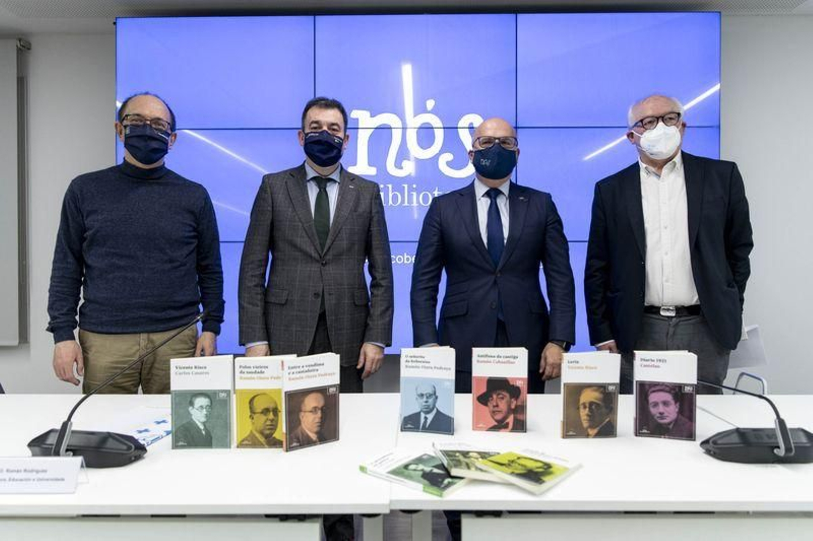 Anxo Lorenzo, secretario xeral de Cultura; Román Rodríguez, conselleiro de Cultura; Manuel Baltar, presidente da Deputación de Ourense e Antón Vidal, presidente da editorial Galaxia, onte la presentación da colección de Nós (ÓSCAR PINAL).