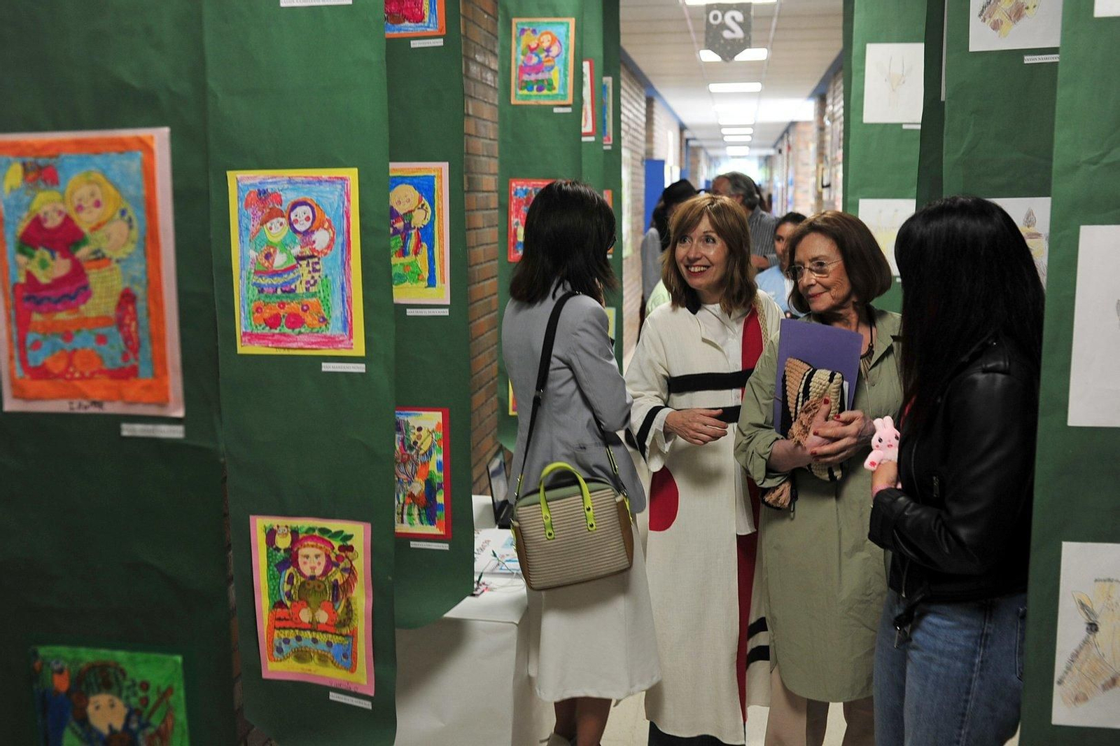 Las visitantes han quedado asombradas con el arte de los pequeños alumnos