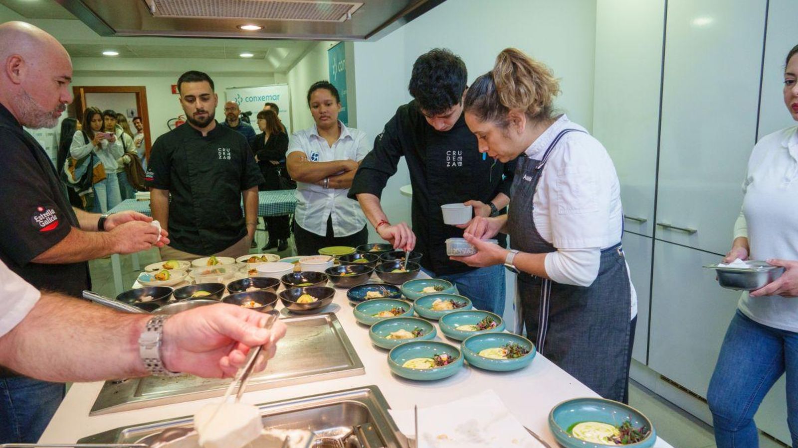 Los expertos cocineros realizaron sus creaciones para los presentes en la cocina que Conxemar tiene en su tercera planta. Demostraron temple y poco nerviosismo, después de horas y horas de práctica para ofrecer el mejor producto