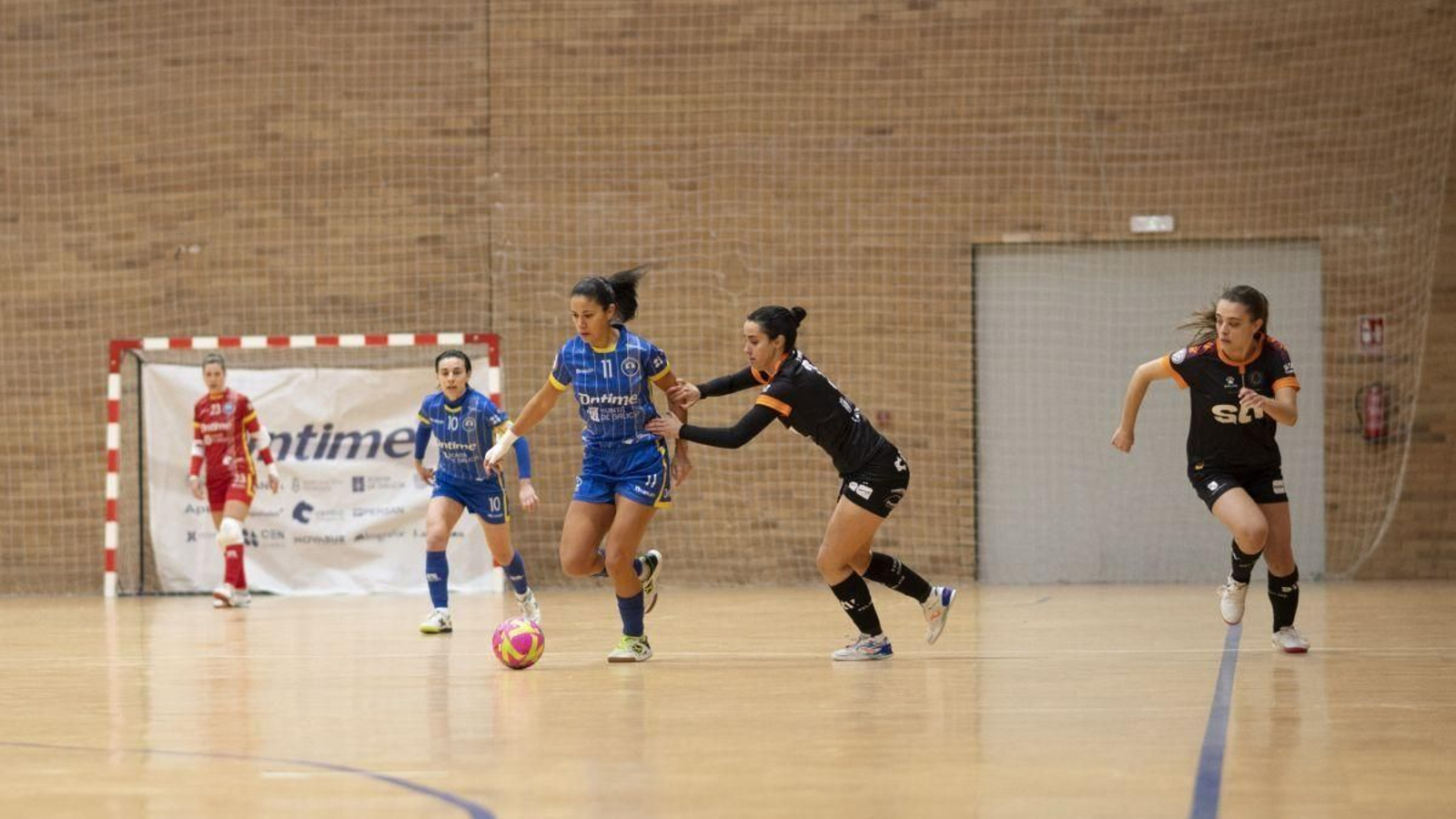 Ju Pedreira, jugadora del Ourense Ontime, intenta deshacerse de una contraria   en Cea.