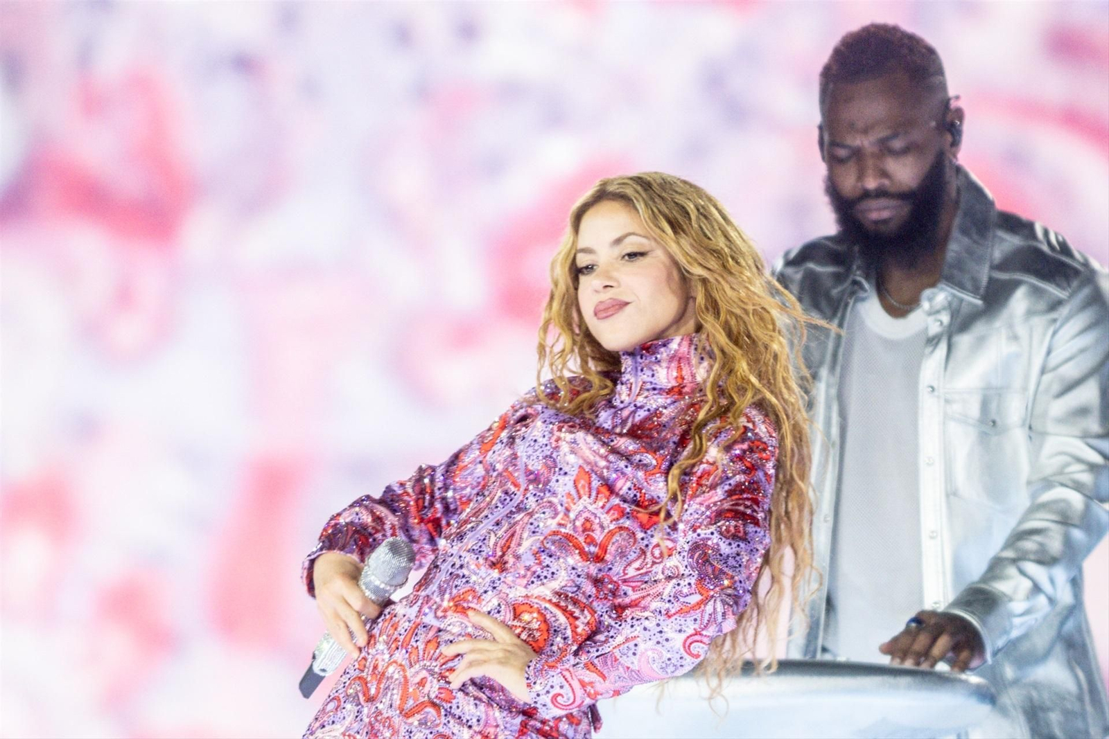 La cantante Shakira actúa durante el primer concierto de su residencia en España.
