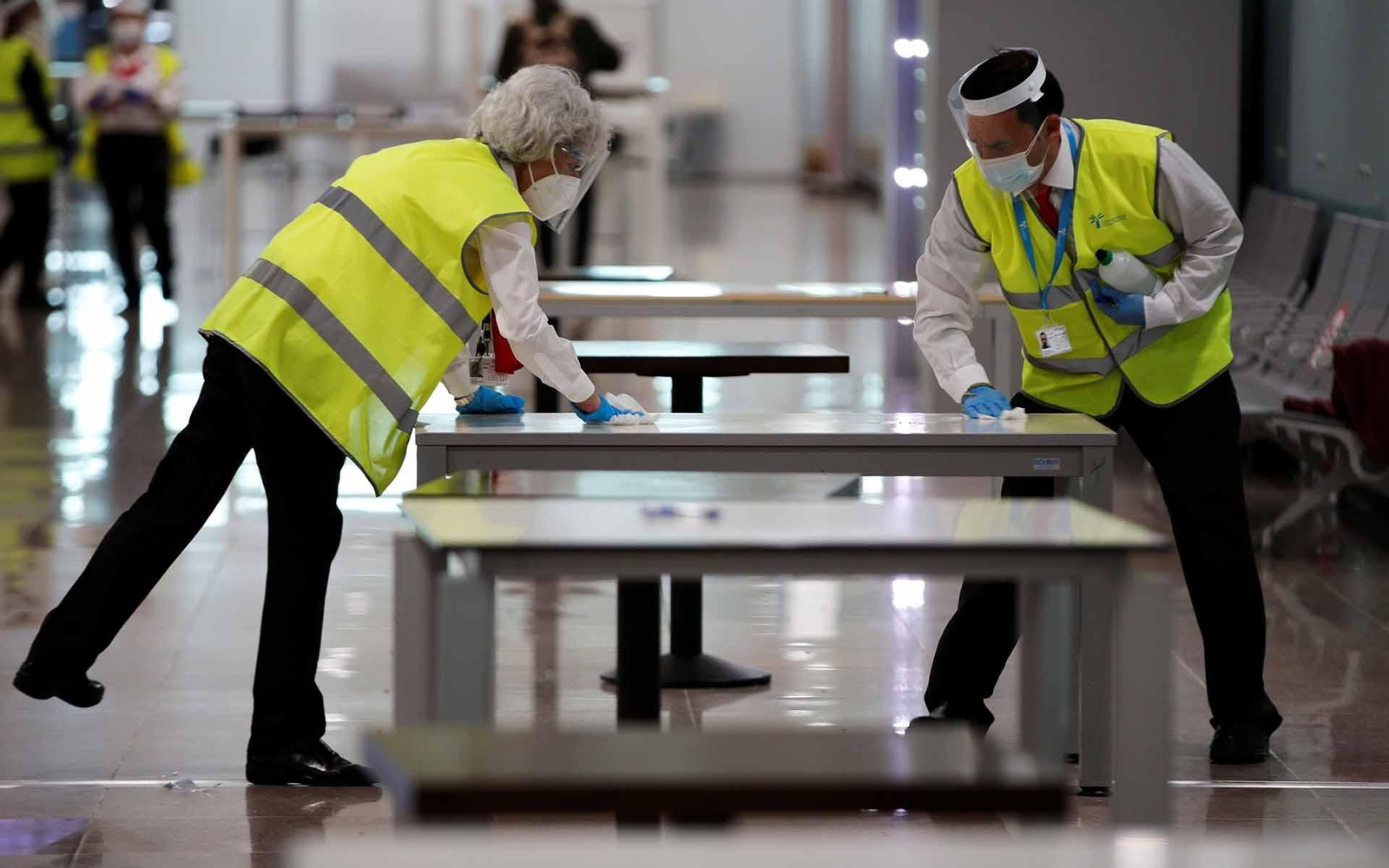 Vista de las instalaciones del Aeropuerto Josep Tarradellas-El Prat de Barcelona que se adaptan para aplicar el nuevo protocolo de seguridad en los aeropuertos españoles. EFE/Alejandro García