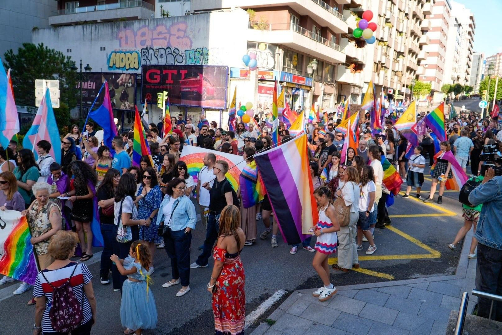 Galería | Una marea multicolor inunda las calles de Vigo por el Día del Orgullo LGTBIQ+