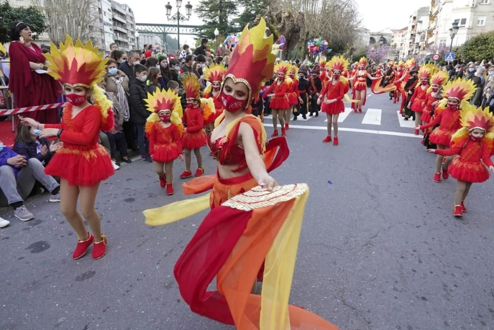 La calle principal de Redondela acogió el desfile de comparsas con miles de espectadores siguiendo el show.