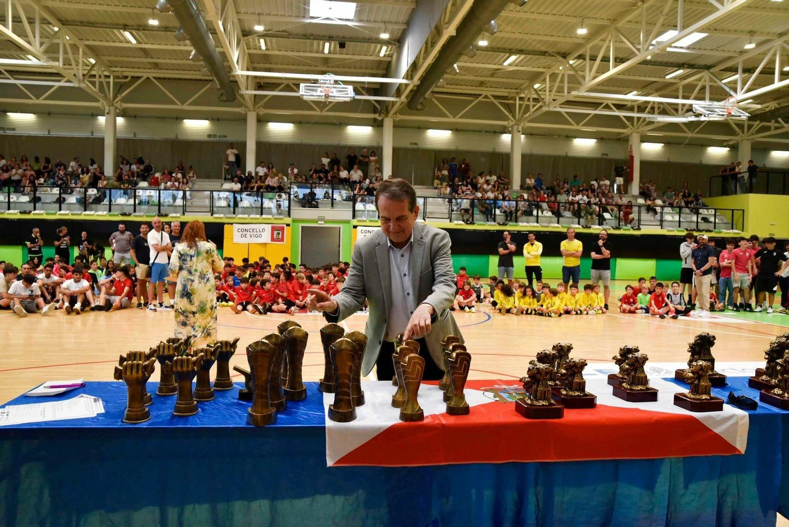El alcalde de Vigo entregó los premios.