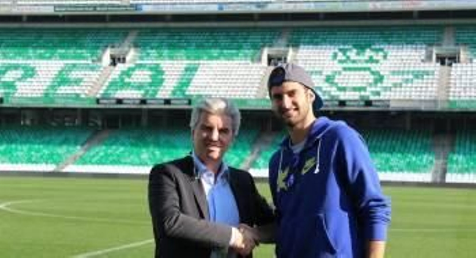 El Betis hizo ayer oficial la llegada al equipo de Leo Baptistao.