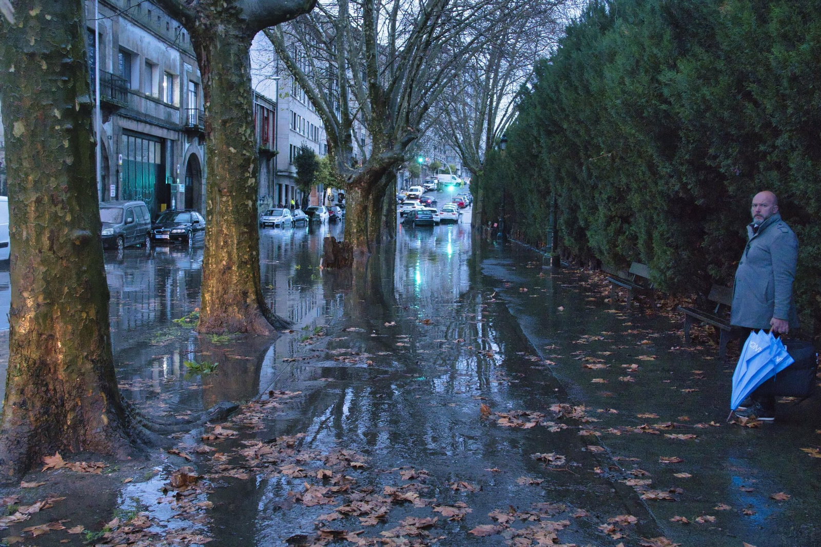 Galería | Calles inundadas y fuerte oleaje en la ría de Vigo por el temporal