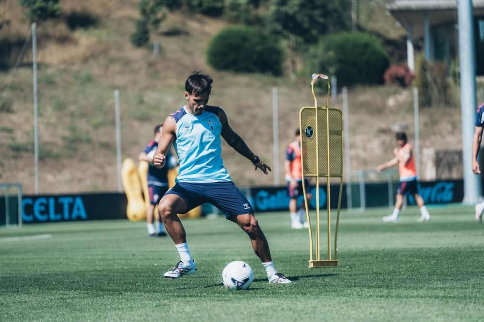 Miguel Román llevará la manija del centro del campo celeste hoy en Anoeta.
