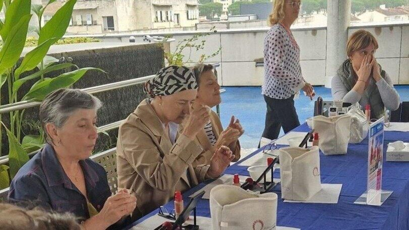 Participantes en una de las sesiones de maquillaje y cuidado de la piel.