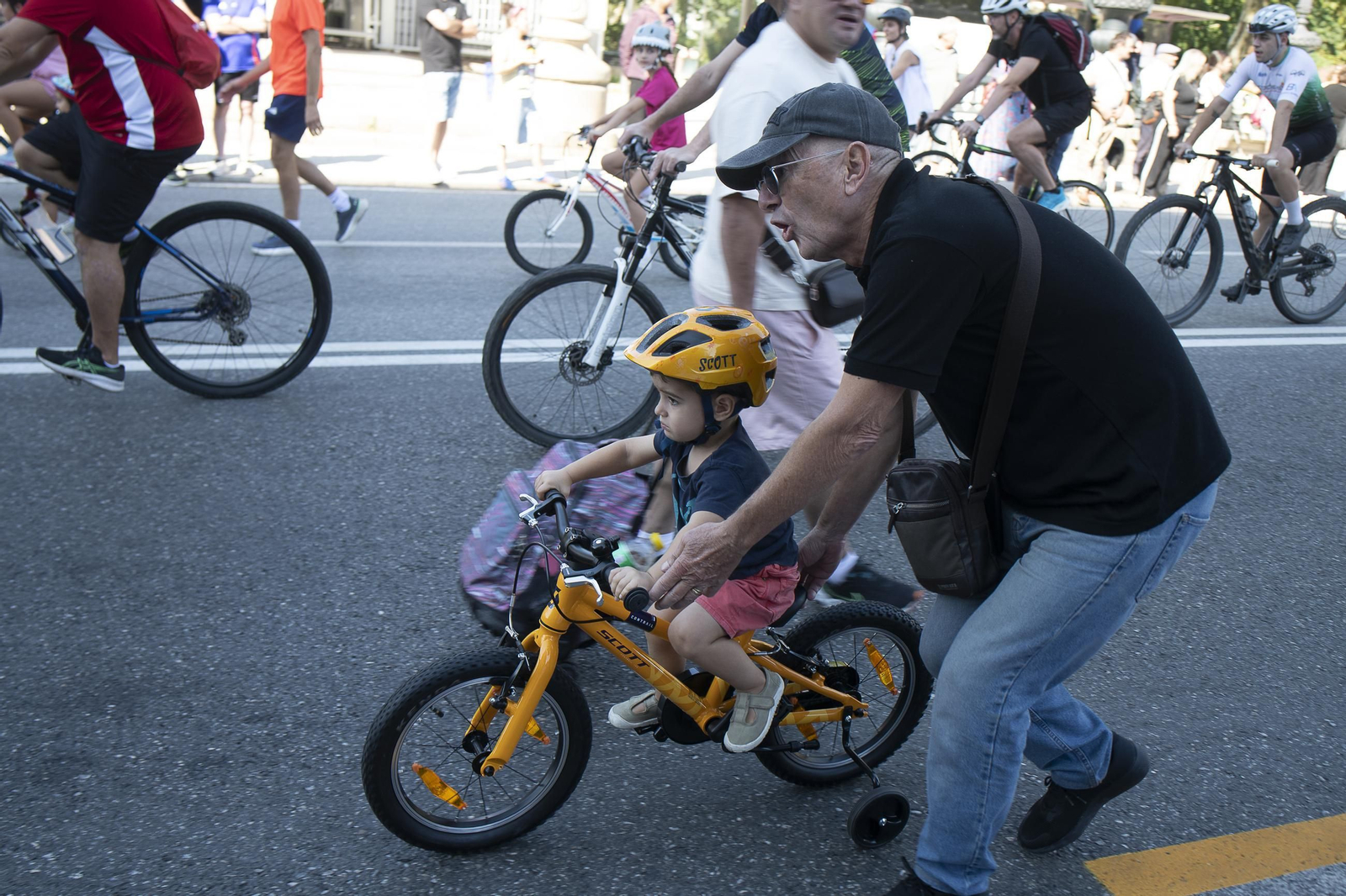 Galería | Ourense disfruta de un Día da Bici con sol, ambiente familiar y regalos