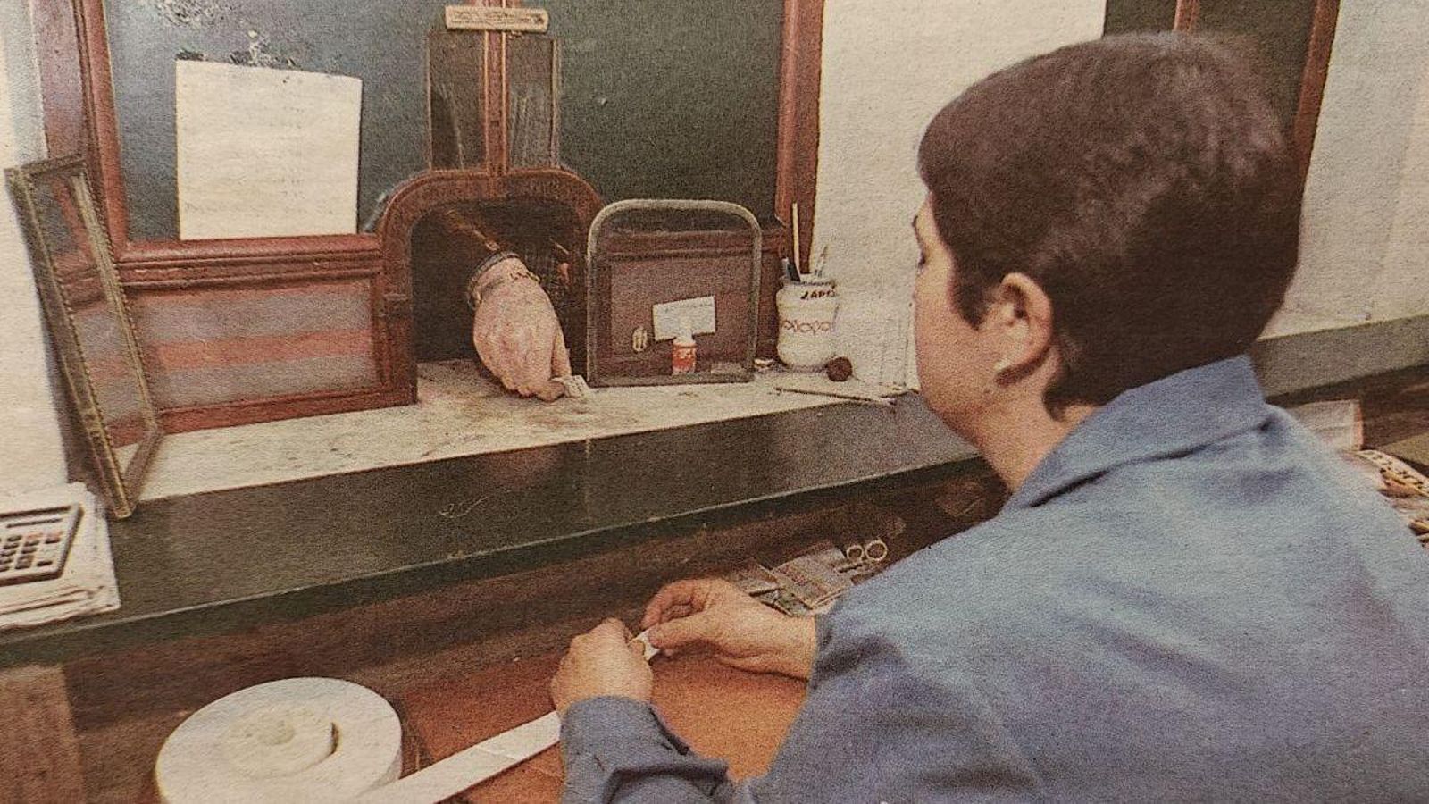 La taquillera Asunción Soto despacha las últimas entradas en el Xesteira.