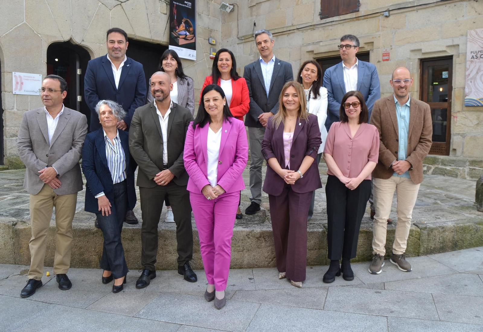 Belén Rubio y todo el equipo de H2040 frente a la Casa das Campás de Pontevedra.