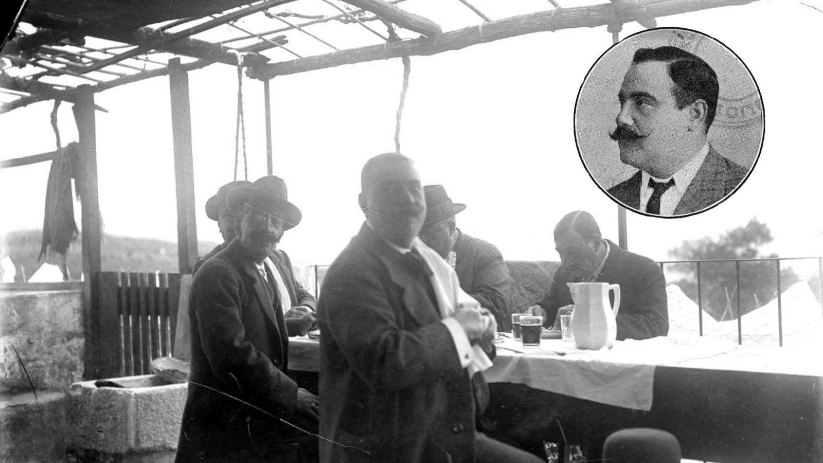 Manuel Casáis, xantando cuns amigos nunha das “casas de pasto” onde a comida popular e o fado eran os pratos do día.