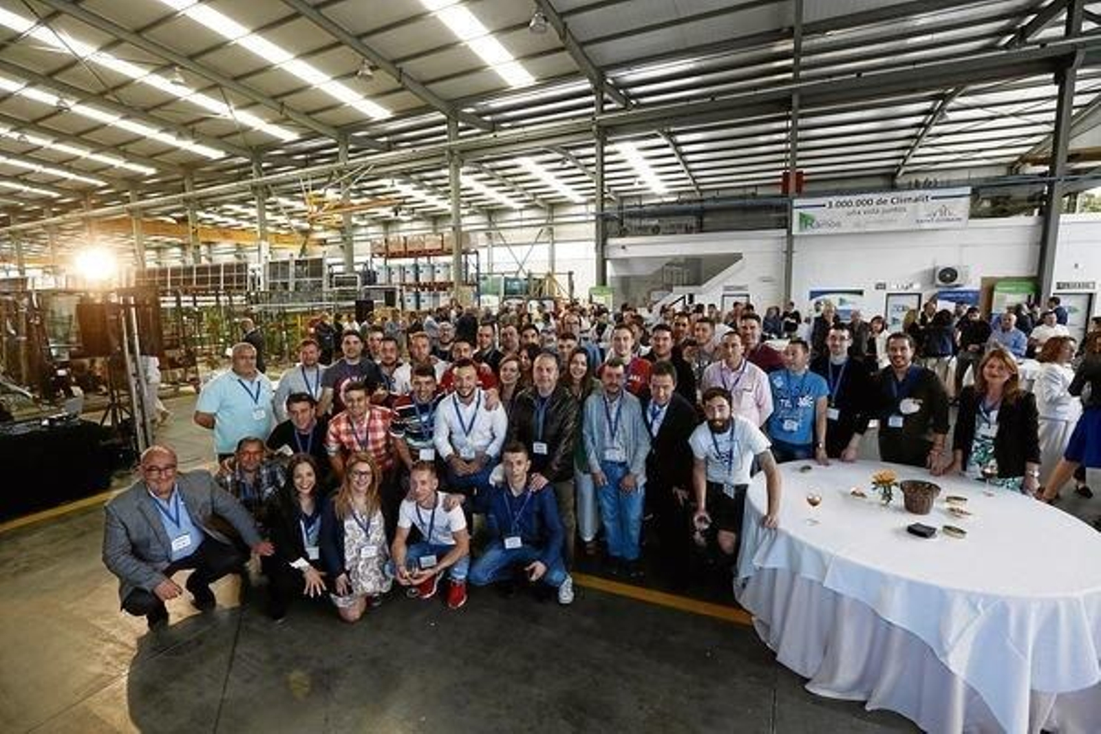 Fotografía de familia de parte de los trabajadores, junto con Javier Ramos (esquina inferior izquierda).