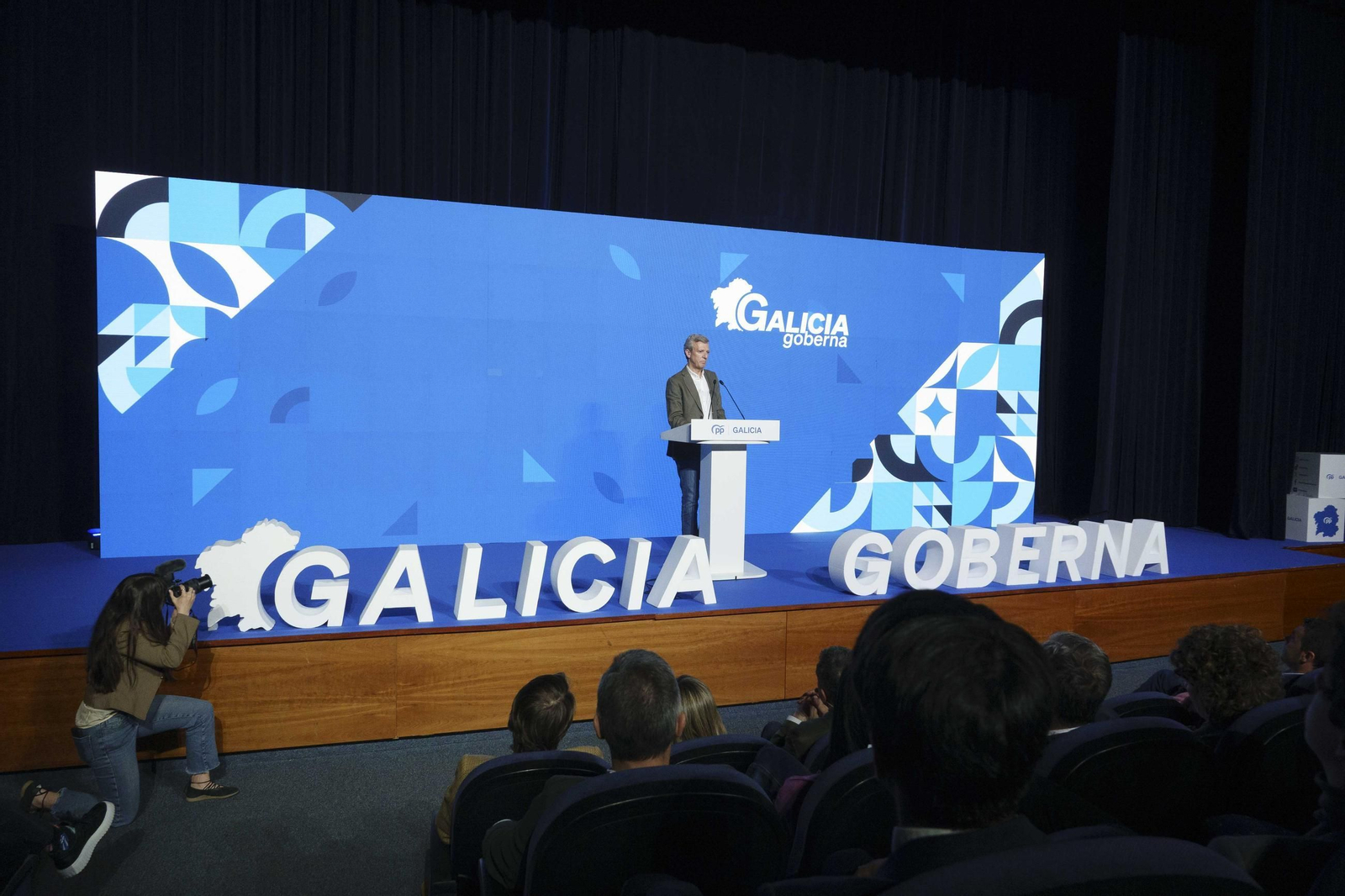 Galería | Rueda lidera el acto del PPdeG en Vigo y hace balance del mandato
