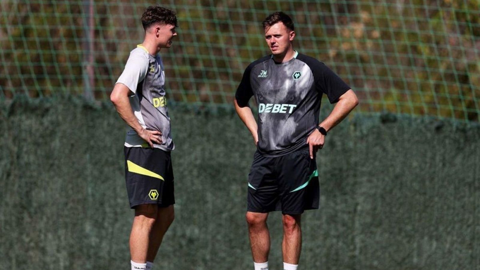 El ex céltico Jorgen Strand Larsen habla con un miembro del cuerpo técnico de los Wolves.