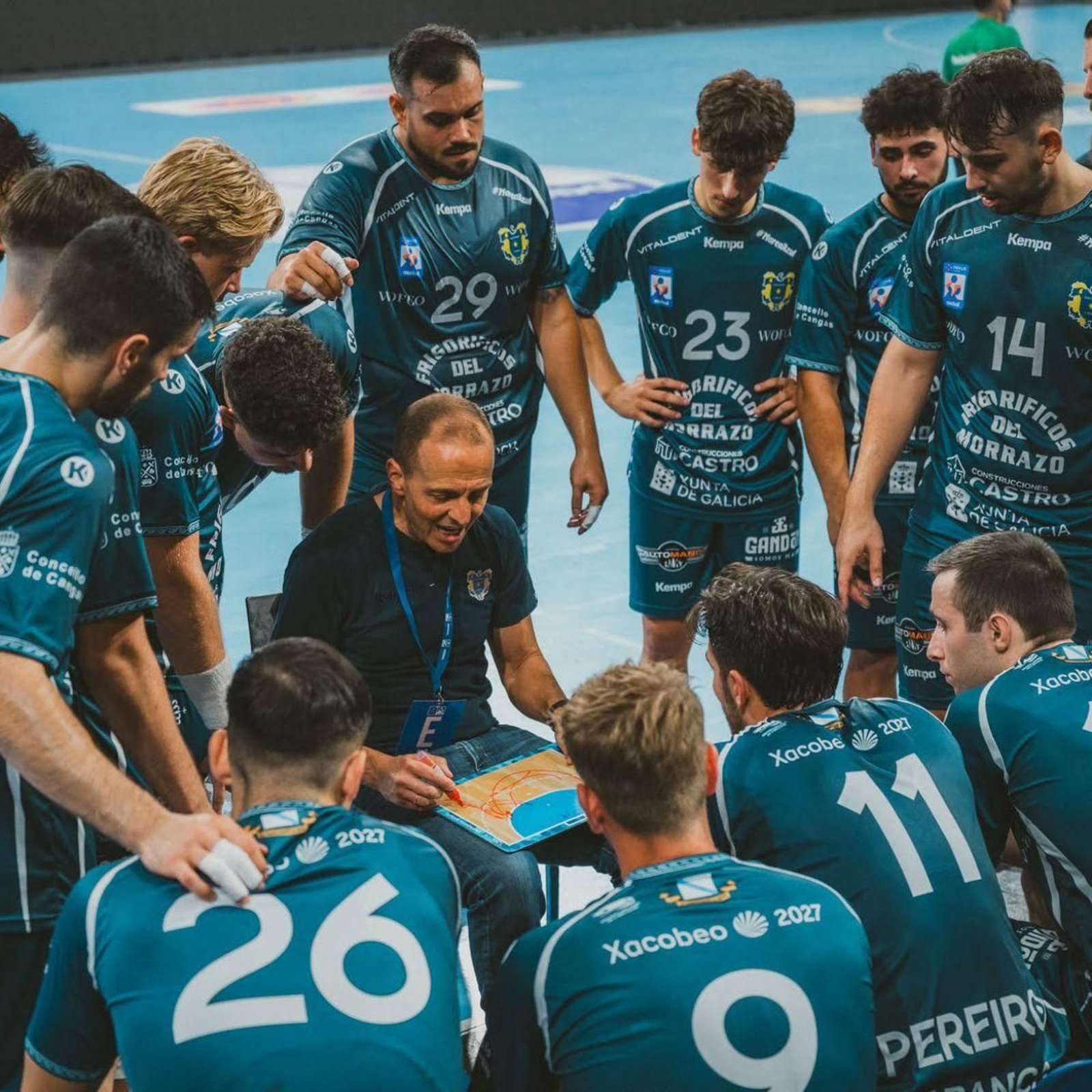 Quique Domínguez da instrucciones a sus jugadores en el primer partido de la Liga Asobal, en Granollers.