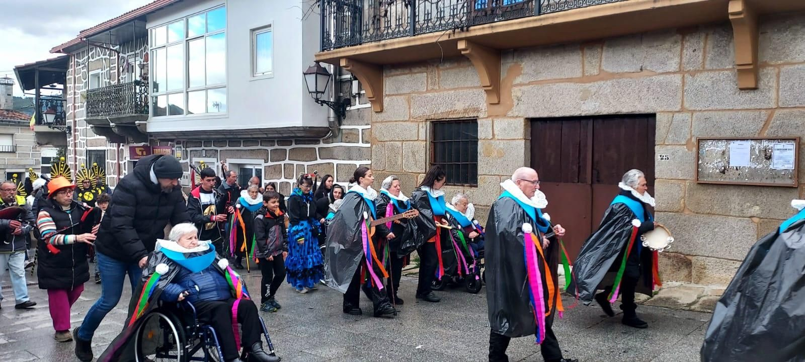 Galería | O gran desfile do Luns de Entroido en Vilardevós protagonizárono os maiores e os chocalleiros